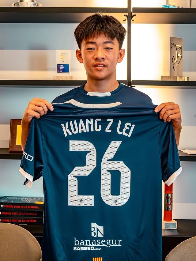 足球精灵！小罗亚马尔挑战将球穿过麦当劳金拱门，小罗一次成功